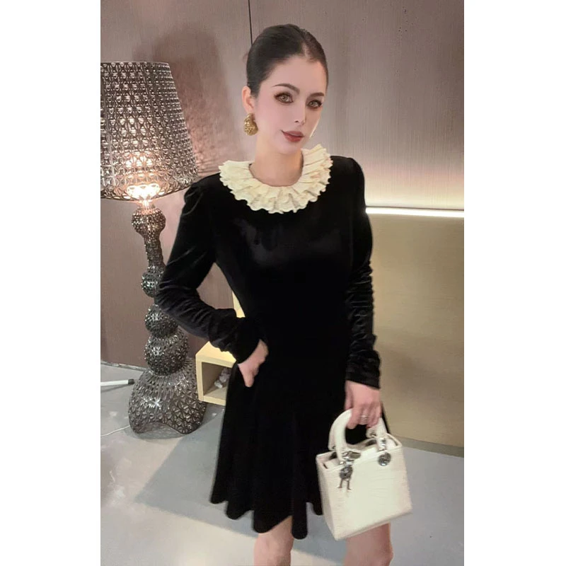 圆领蕾丝花边拼接丝绒连衣裙Q31152