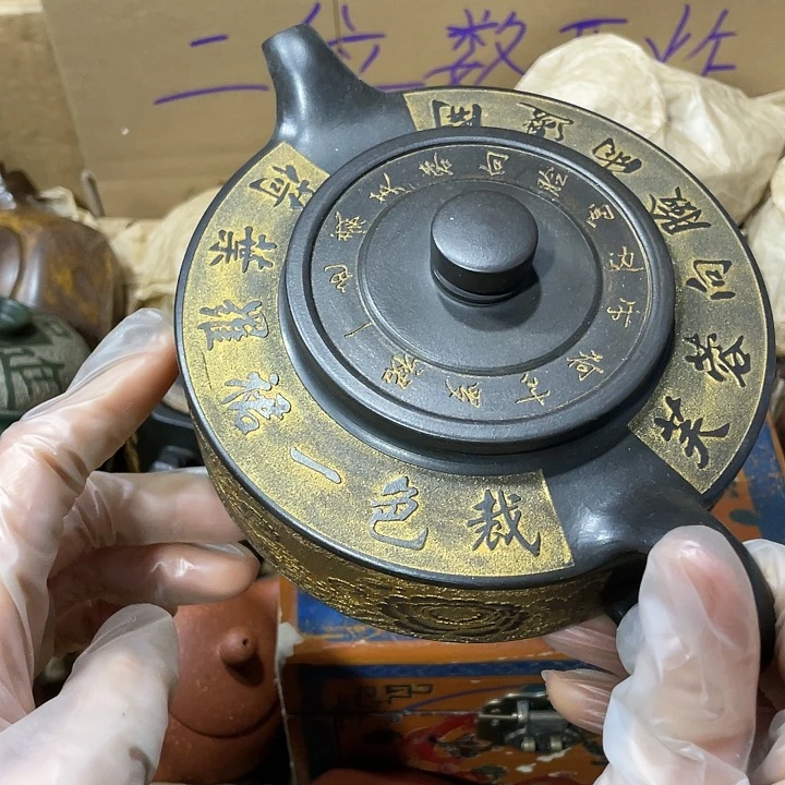 紫砂茶壶原矿泥料，手工制作的一把紫砂壶。