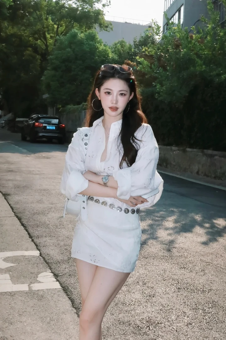 镂空设计长袖翻领单排扣衬衫连衣裙收腰显瘦白色辣妹包臀短裙