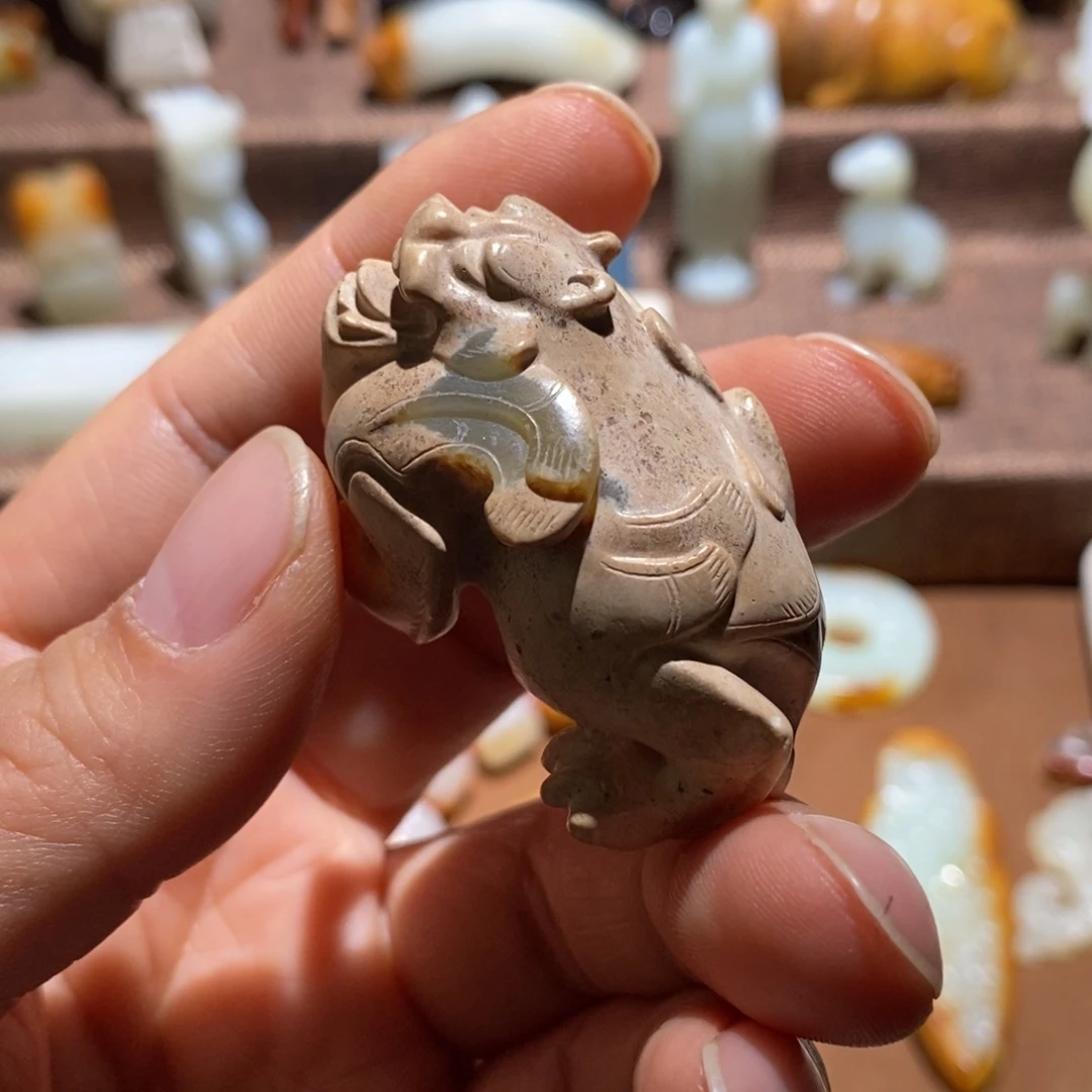 解***走和田玉未镶嵌颈饰