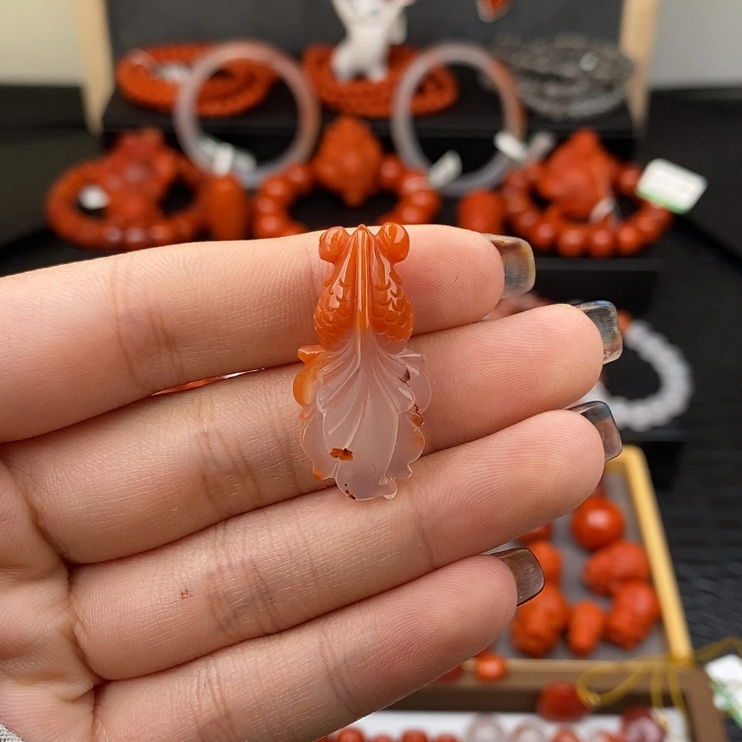 南红玛瑙未镶嵌四川凉山年年有鱼吊坠