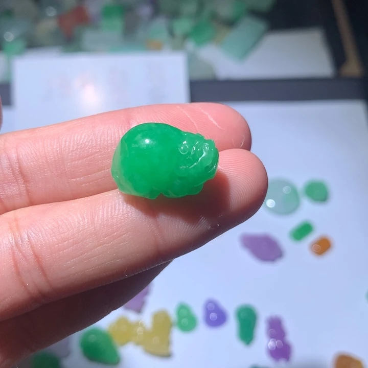 皇***”翡翠未镶嵌颈饰挂件