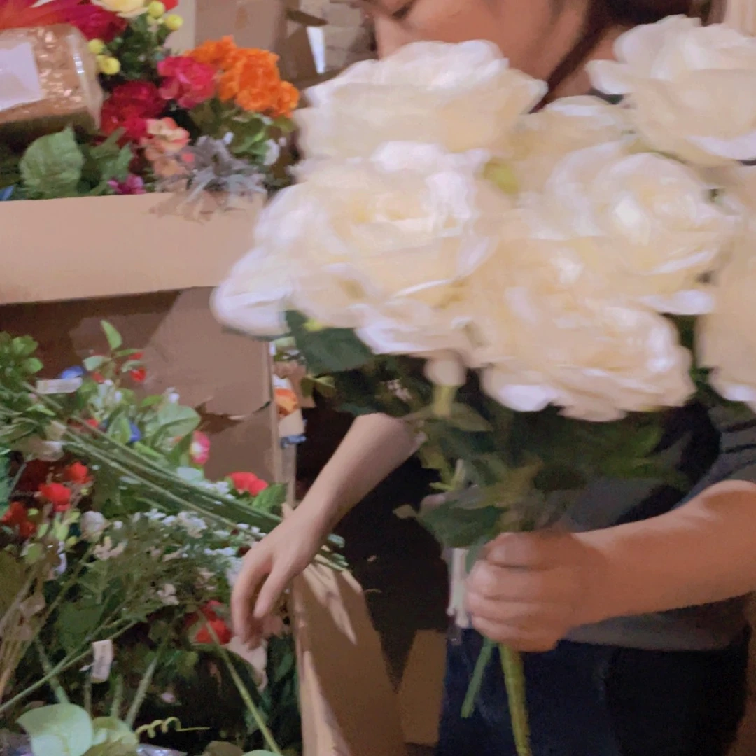 陶瓷花瓶，仿真绿植。2