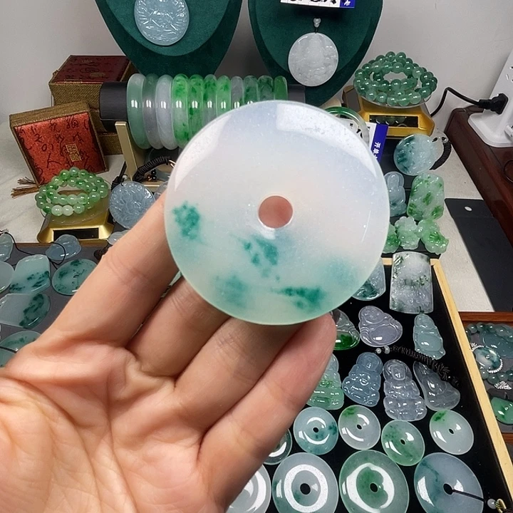 翡翠未镶嵌颈饰平安