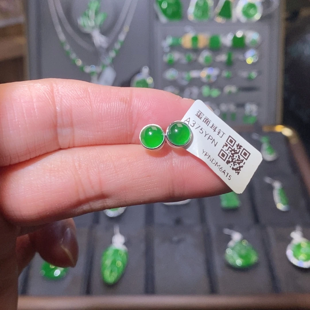 翡翠18K金镶嵌耳钉蛋面