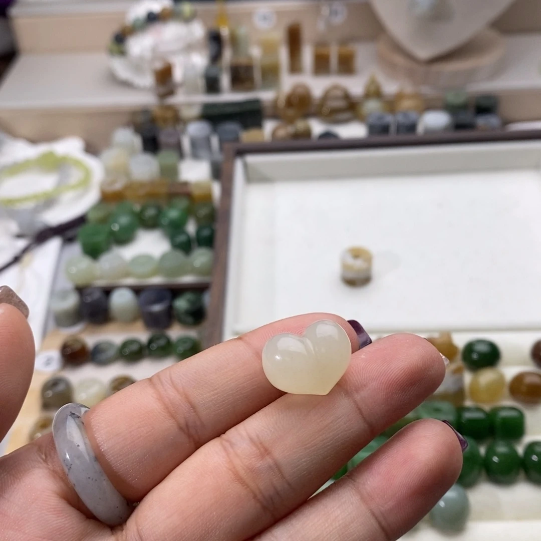 L****和田玉未镶嵌颈饰买断