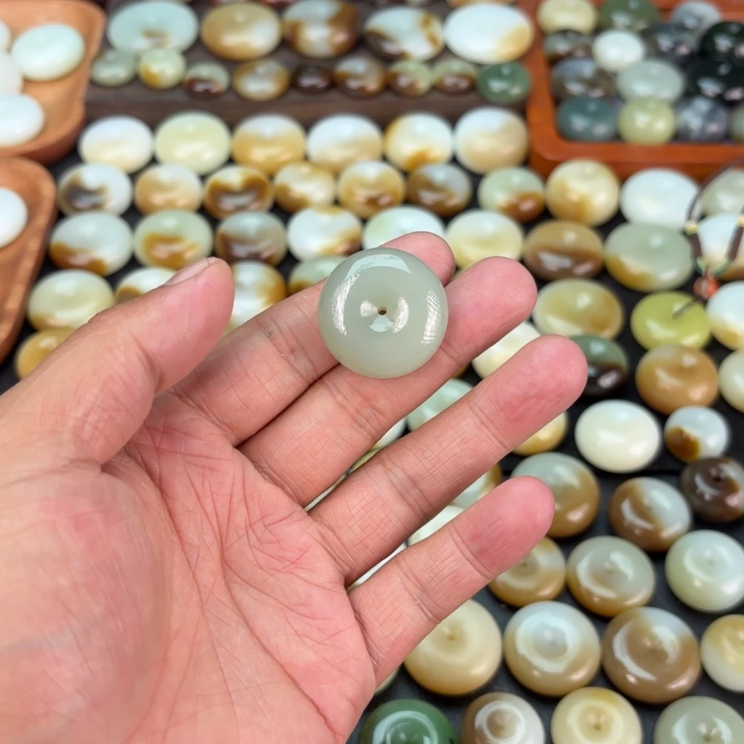 和田玉未镶嵌颈饰不****