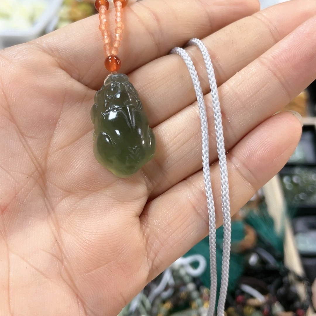 蛇纹石玉颈饰未镶嵌