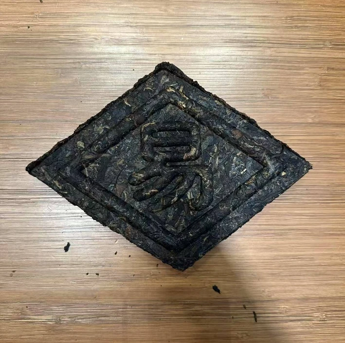 【精选】2002年昌泰易昌号菱形砖普洱生茶350g