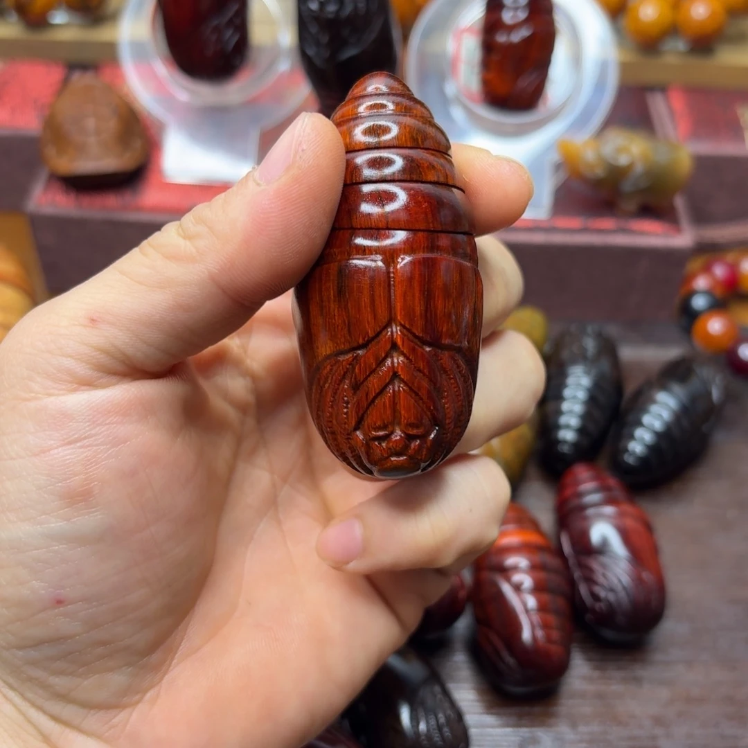 知***来小叶紫檀大尺寸蚕蛹手把件