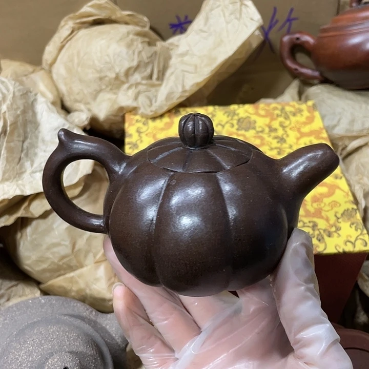 紫砂茶壶矿泥料，手工制作的一把紫砂壶。