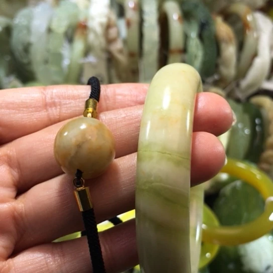 岫玉未镶嵌手镯一套