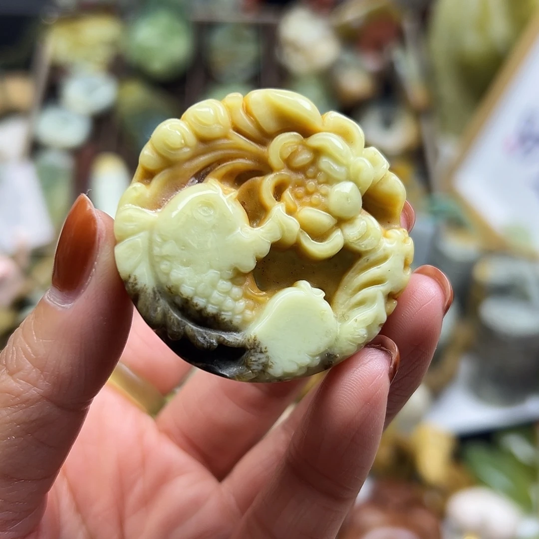 岫玉未镶嵌颈饰辽阳双鱼莲花有瑕