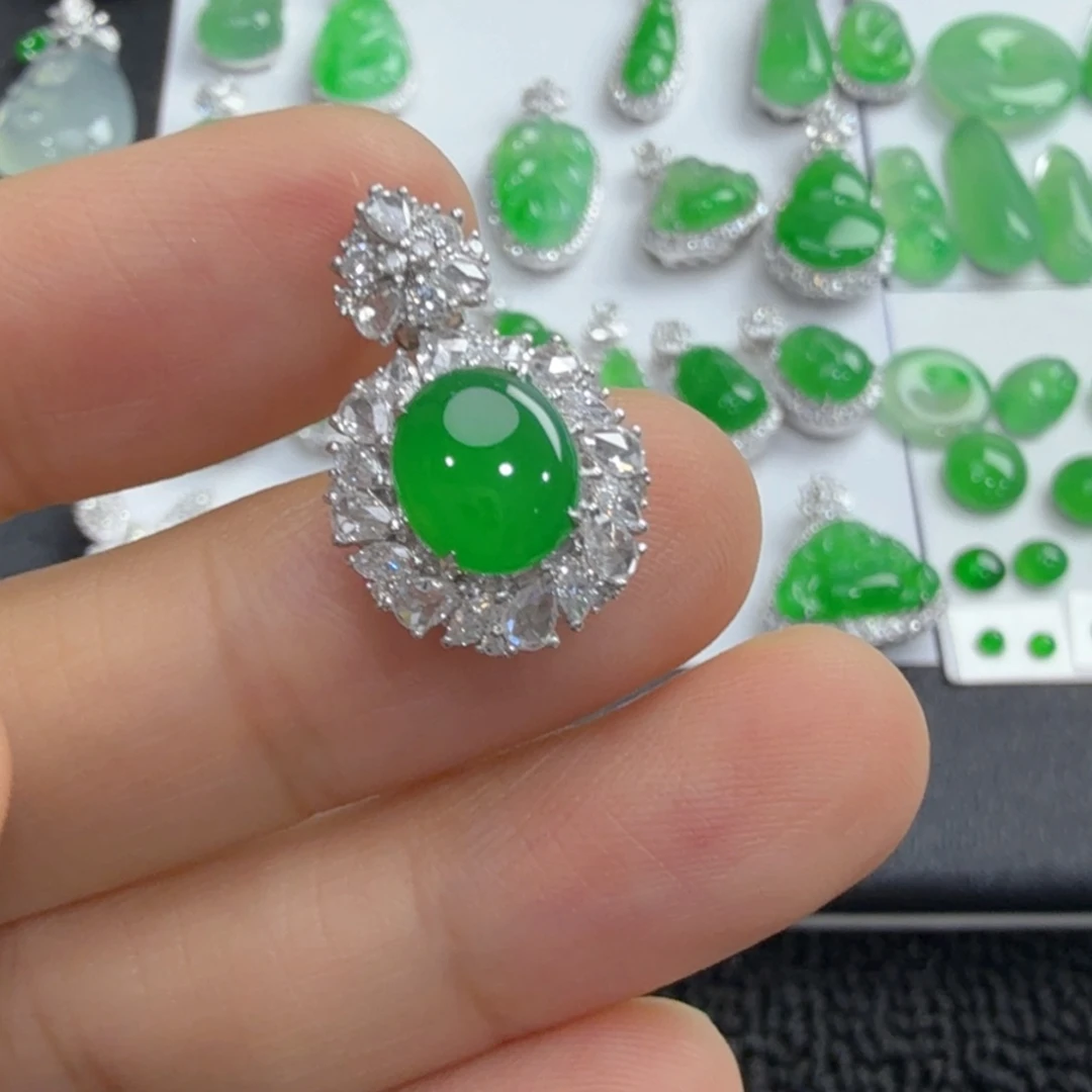 颈饰18K金镶嵌翡翠绿蛋