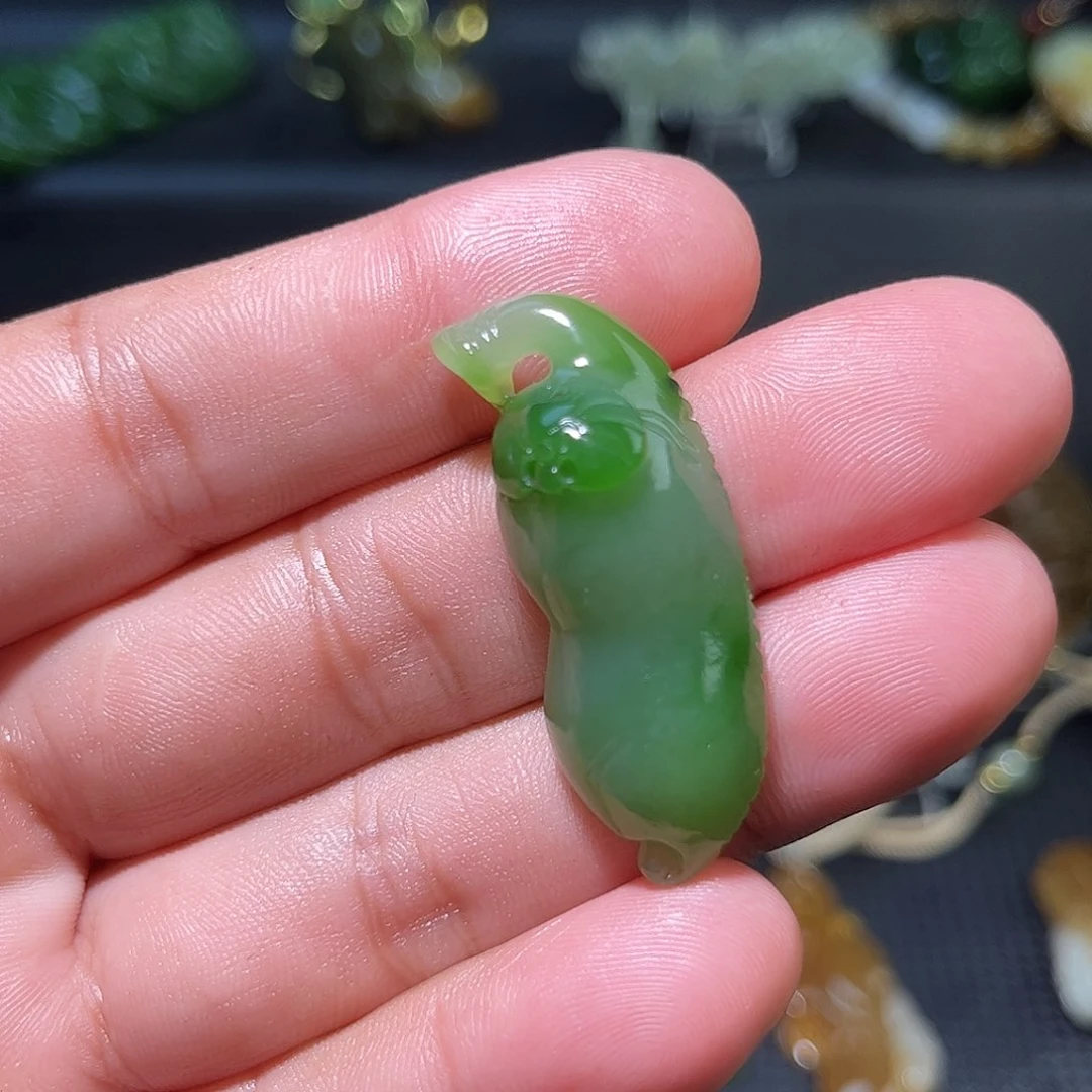 苏***夭和田玉未镶嵌颈饰