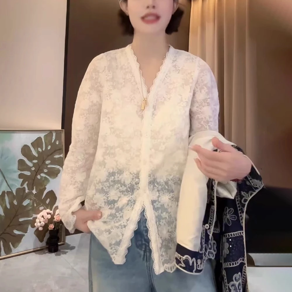 法式v领蕾丝花边衬衫女2025新款春季高级感内搭叠穿勾花镂空上衣