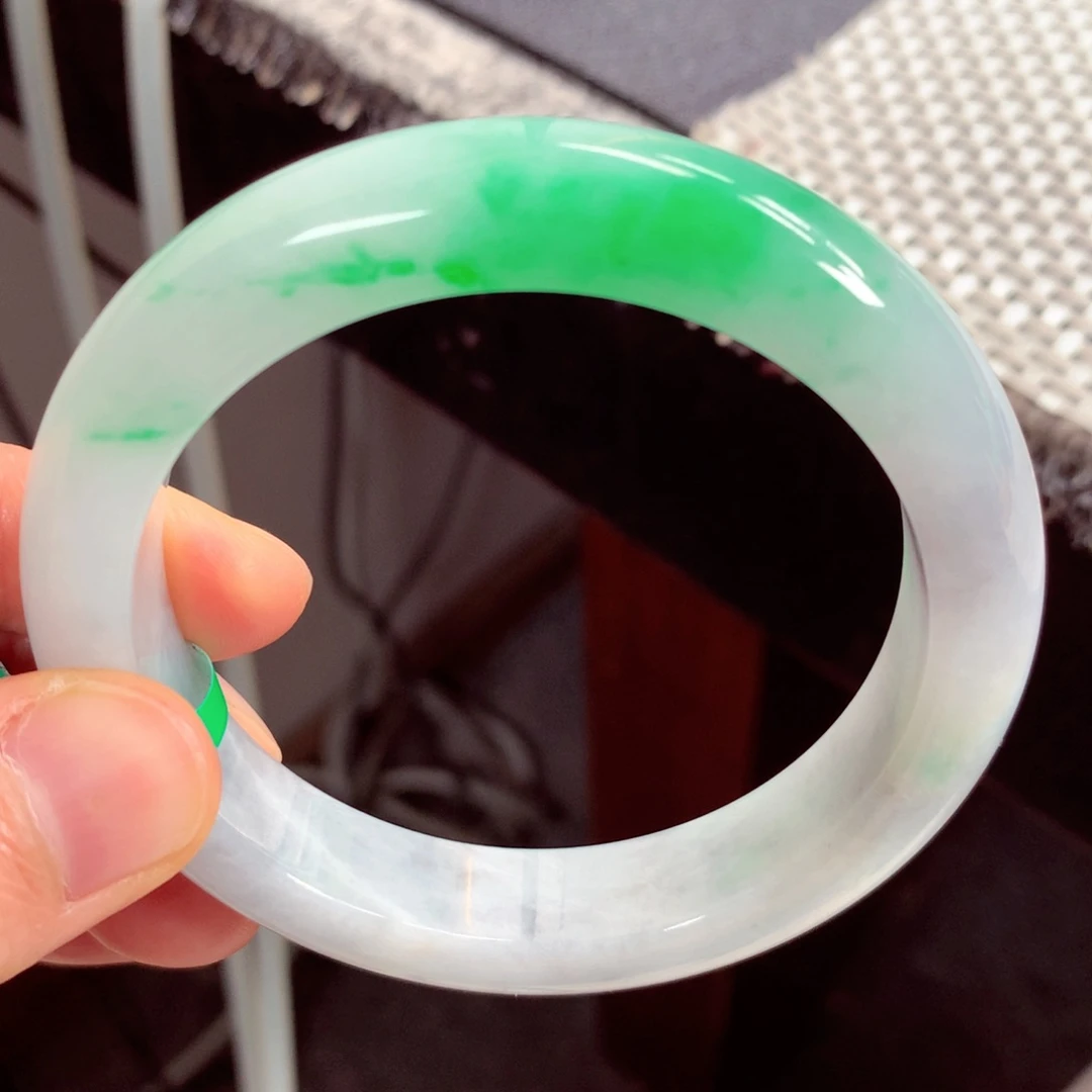 翡翠手镯未镶嵌缅甸