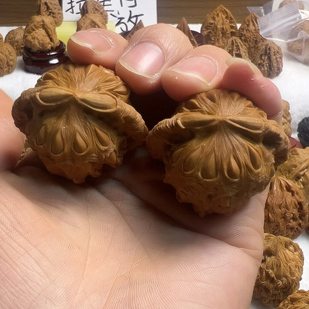 核桃白狮子雕刻吞噬