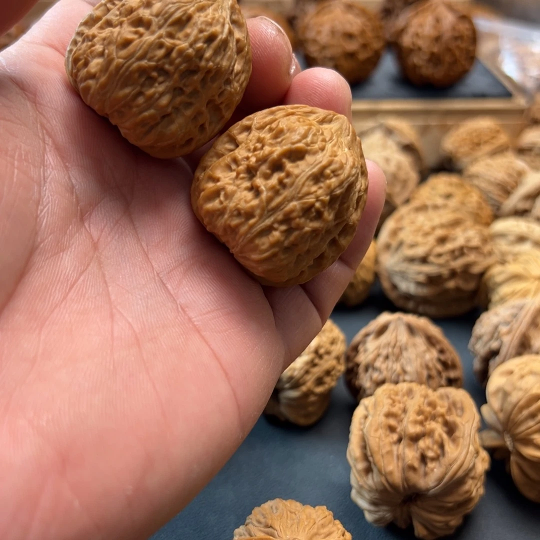 吊坠桃核文玩核桃，金钱豹