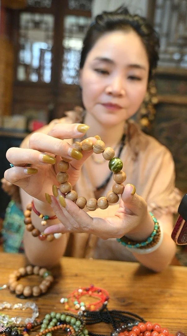 茶-木质屁桃岫玉顶珠手串