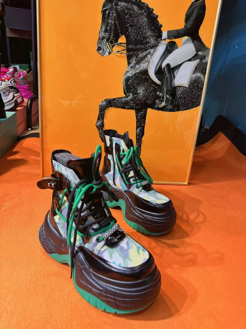 时尚轻奢百搭厚底拼色潮流女士马丁靴