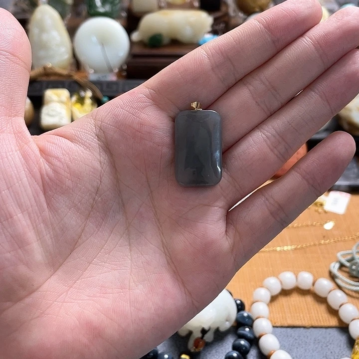 颈饰18K金镶嵌和田玉吊坠