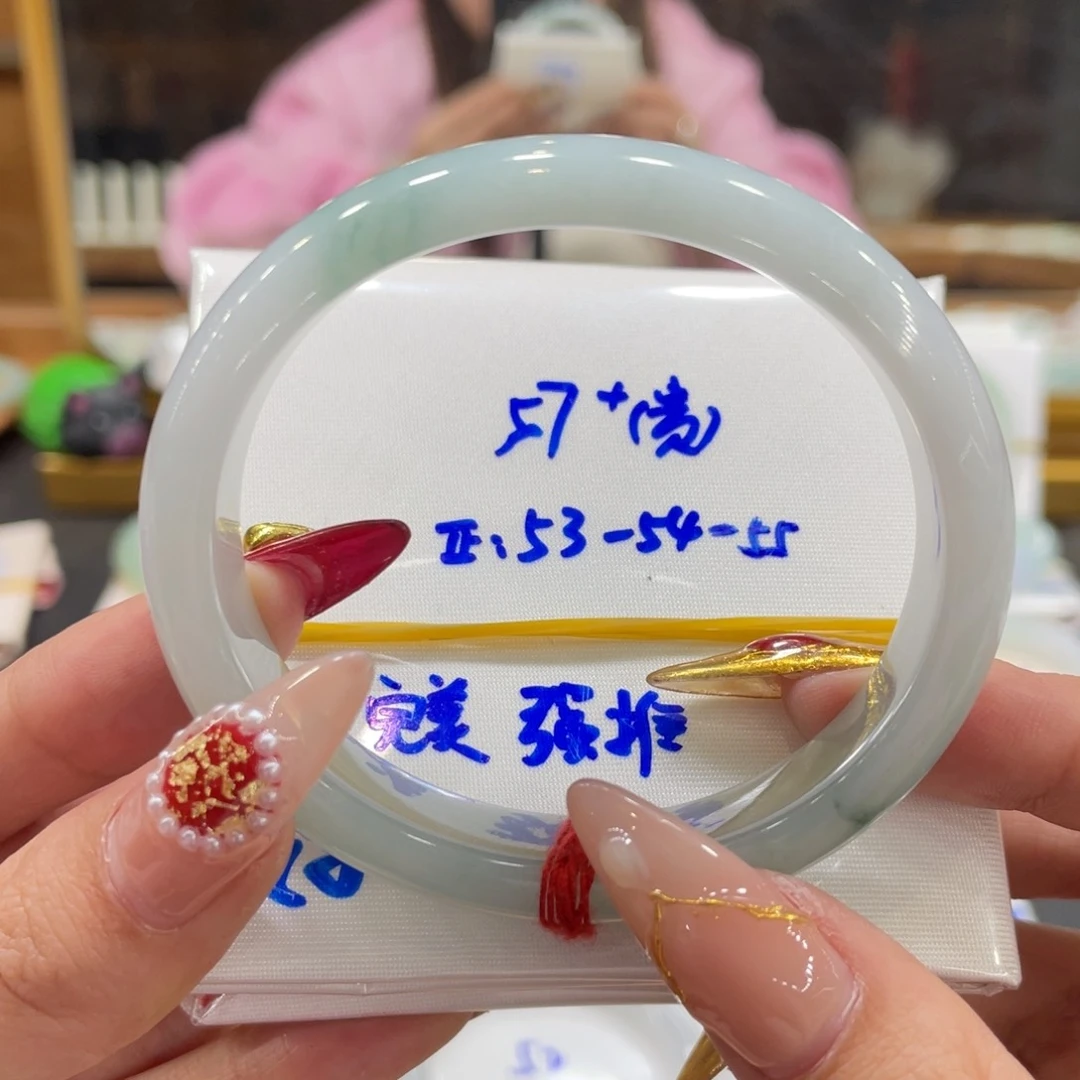 翡翠手镯未镶嵌翡翠