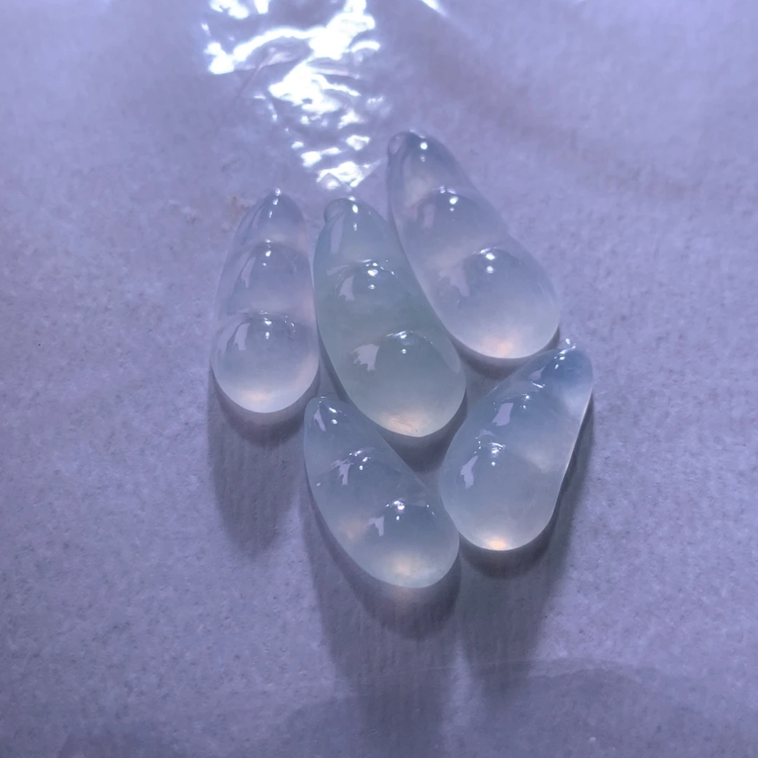 翡翠未镶嵌颈饰一手