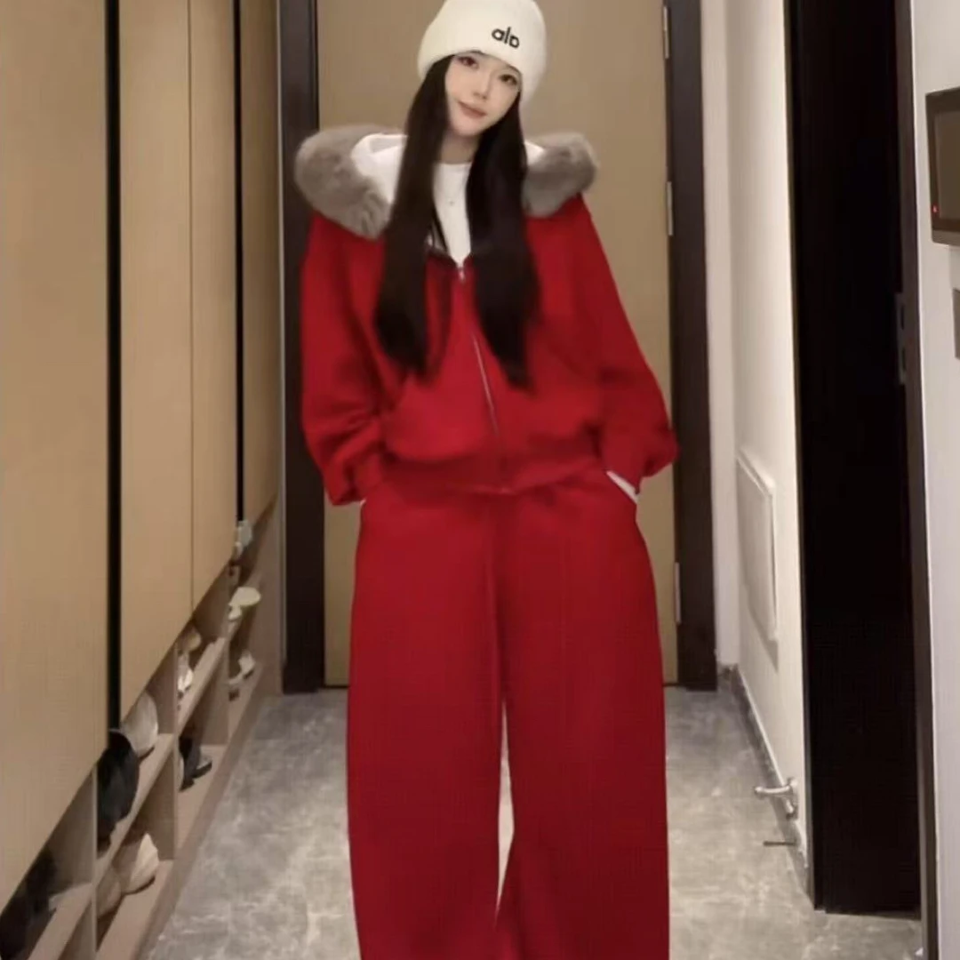 依依家定染熔岩红连帽环保毛领加绒卫衣搭配弯刀卫裤套装