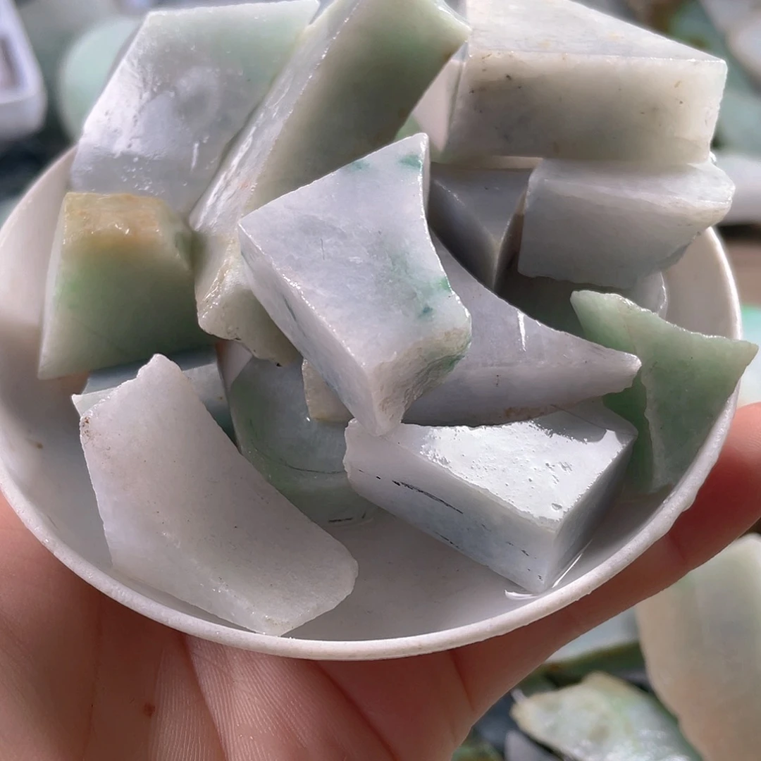 颈饰未镶嵌翡翠。