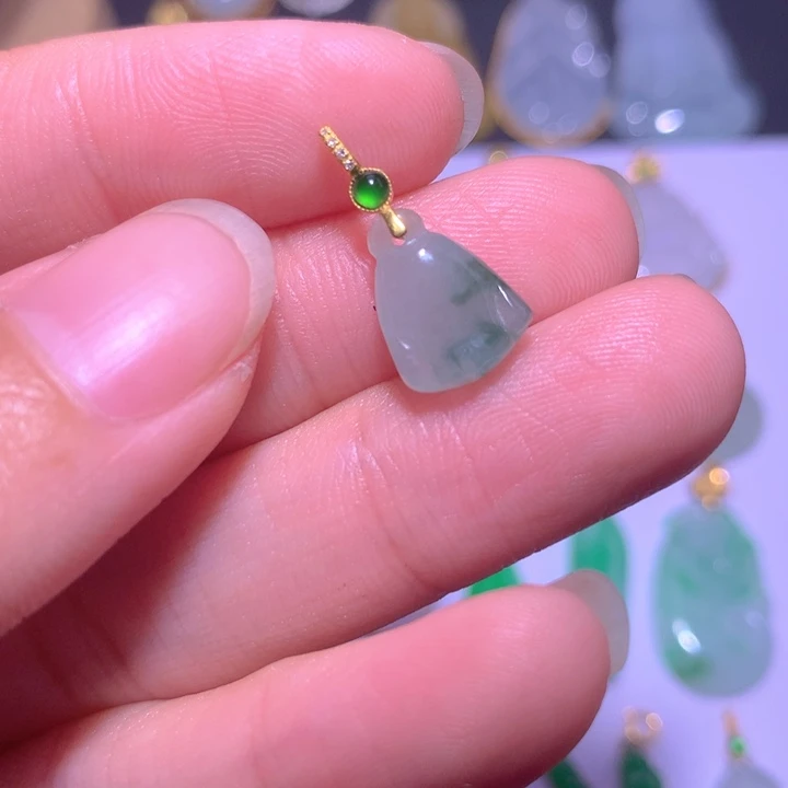 颈饰18K金镶嵌翡翠翡翠