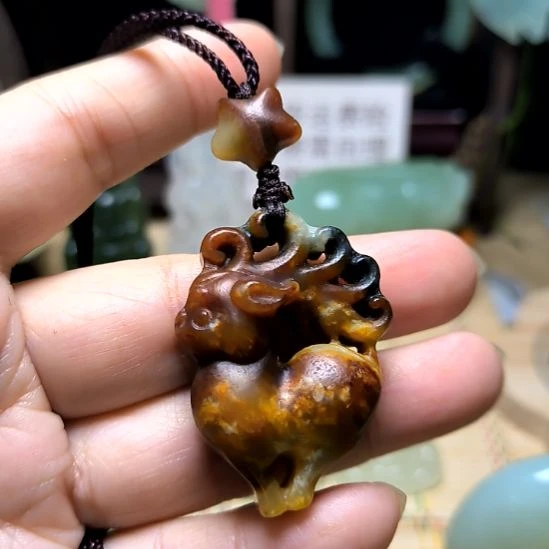 蛇纹石玉未镶嵌颈饰