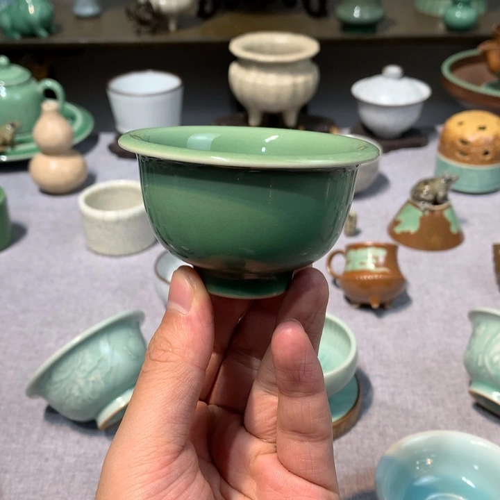 龙泉青瓷梅子青压手杯