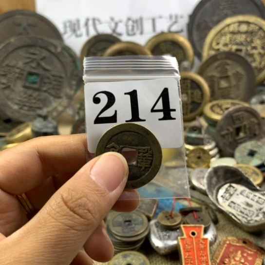 看***场铜现代文创工艺品