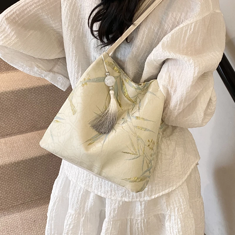 新中式国风腋下包包女式2025新款时尚刺绣单肩包大容量通勤水桶包