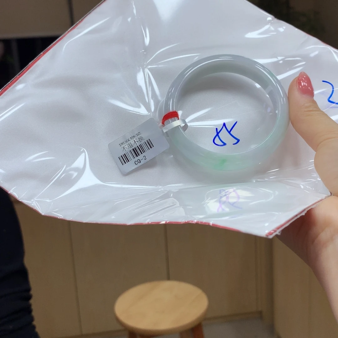 翡翠手镯未镶嵌不退不换