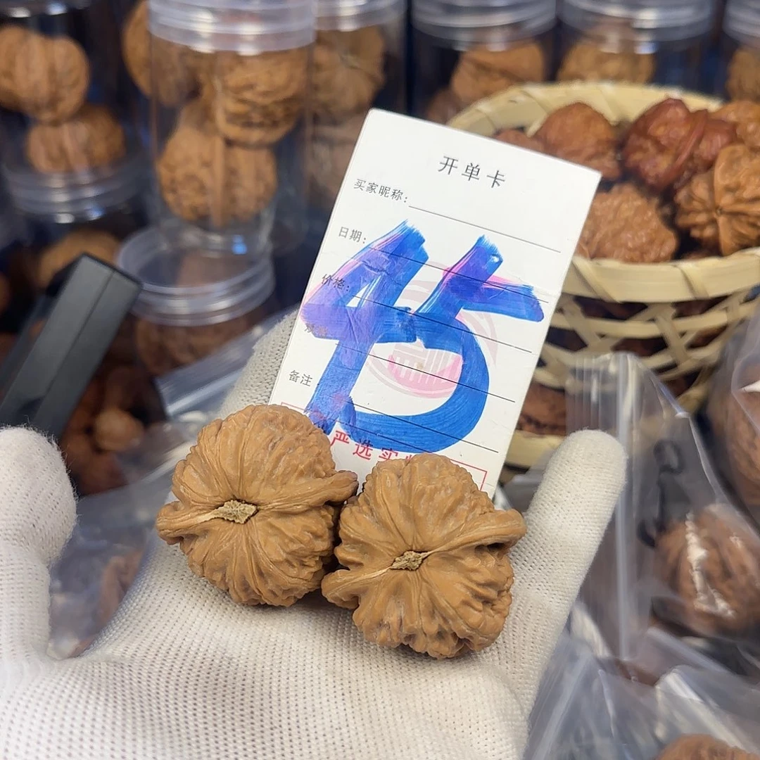 文玩核桃吊坠白狮子