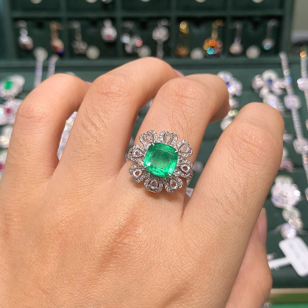 祖母绿戒指18K金镶嵌