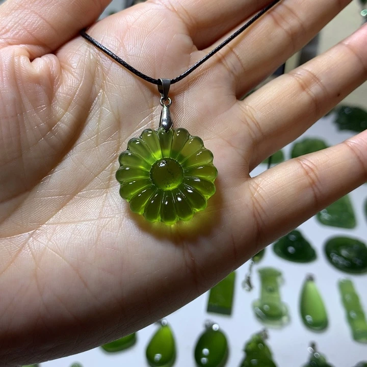 岫玉未镶嵌颈饰吊坠