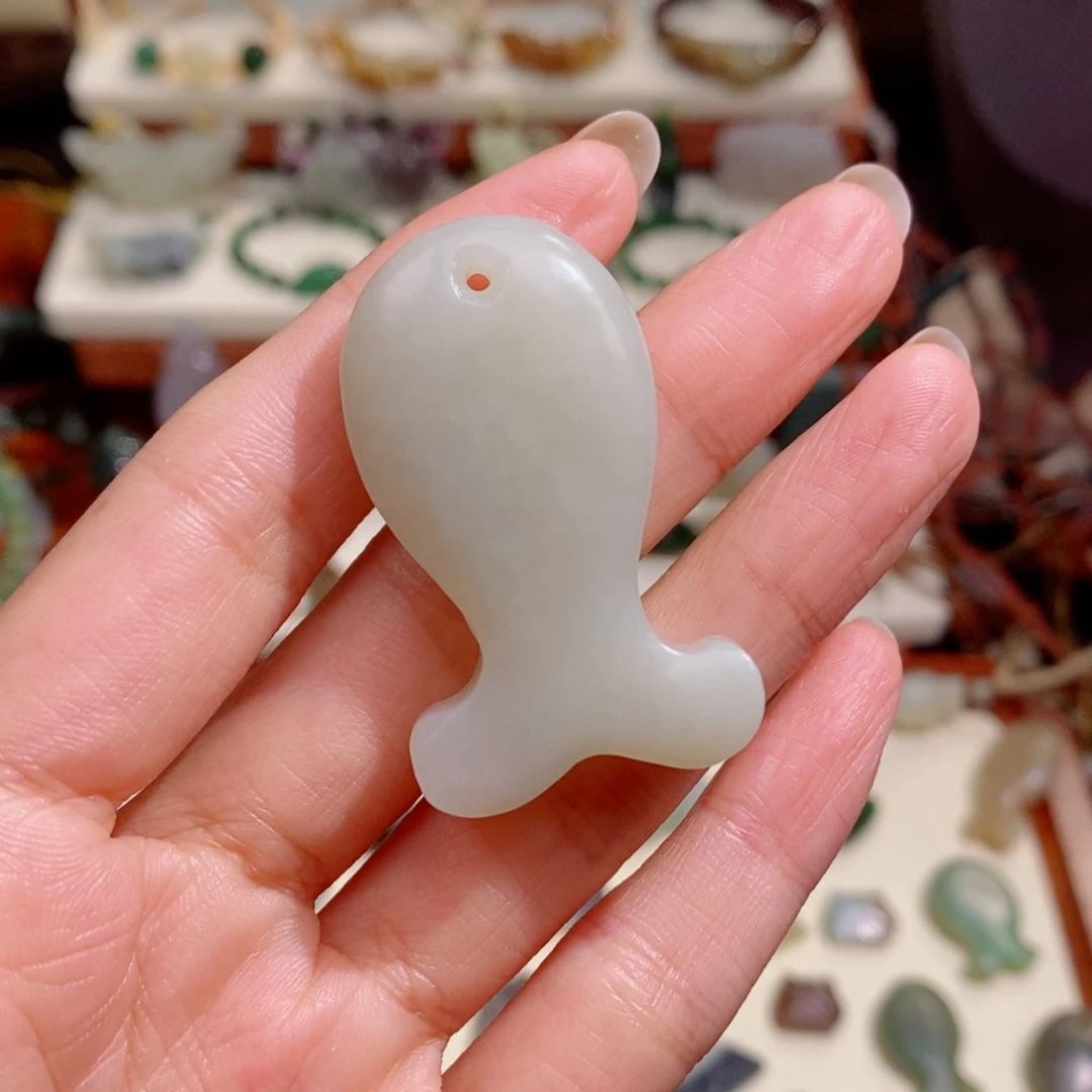 和田玉未镶嵌颈饰有纹微瑕