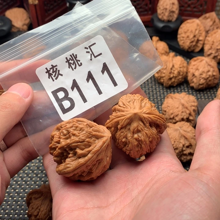 文玩核桃吊坠虎头王