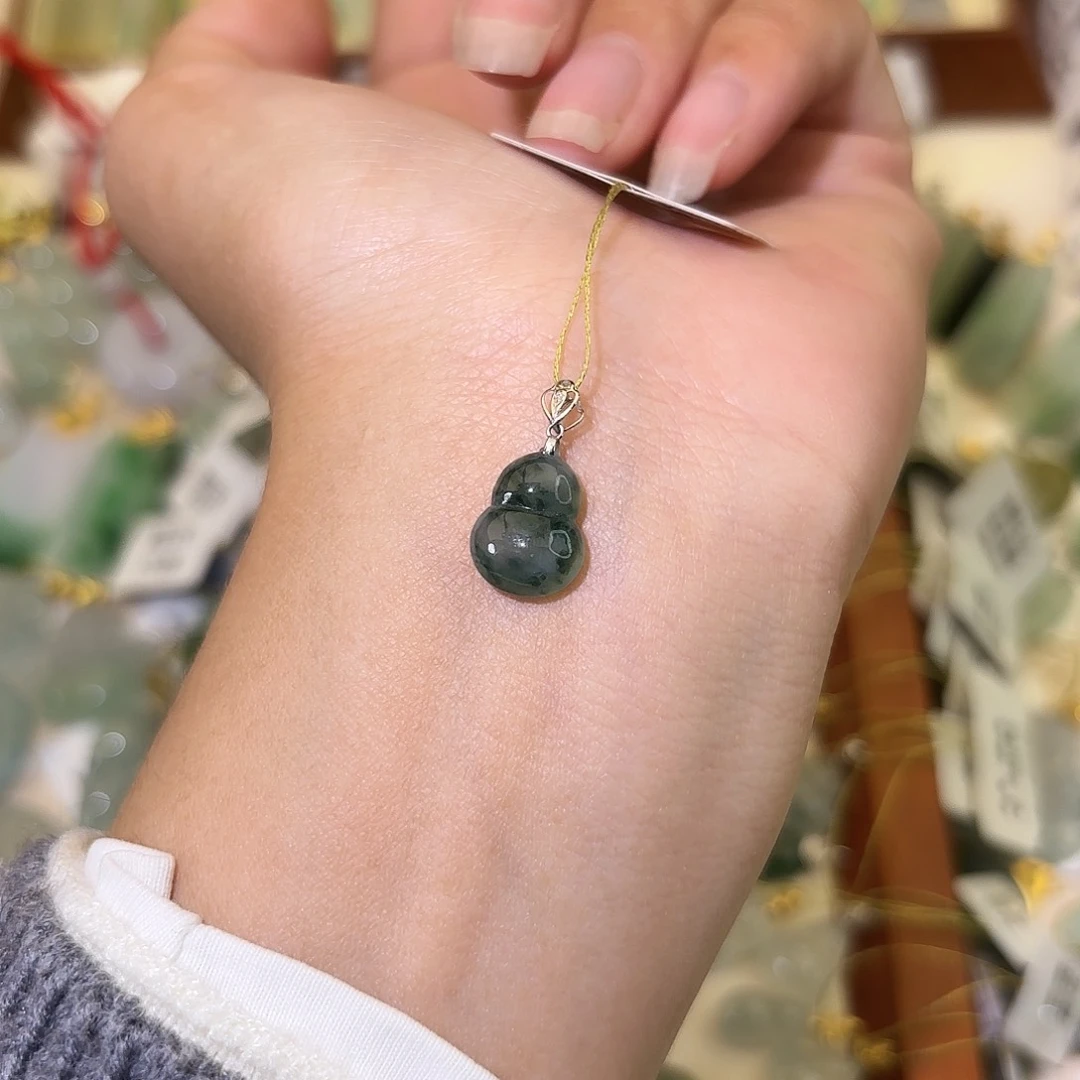 翡翠18K金镶嵌颈饰葫芦