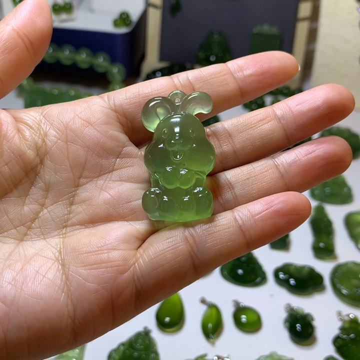 岫玉未镶嵌颈饰吊坠