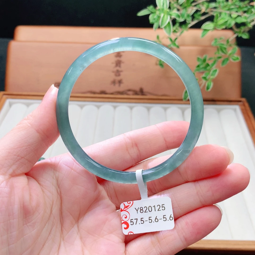 未镶嵌手镯（圆镯）翡翠