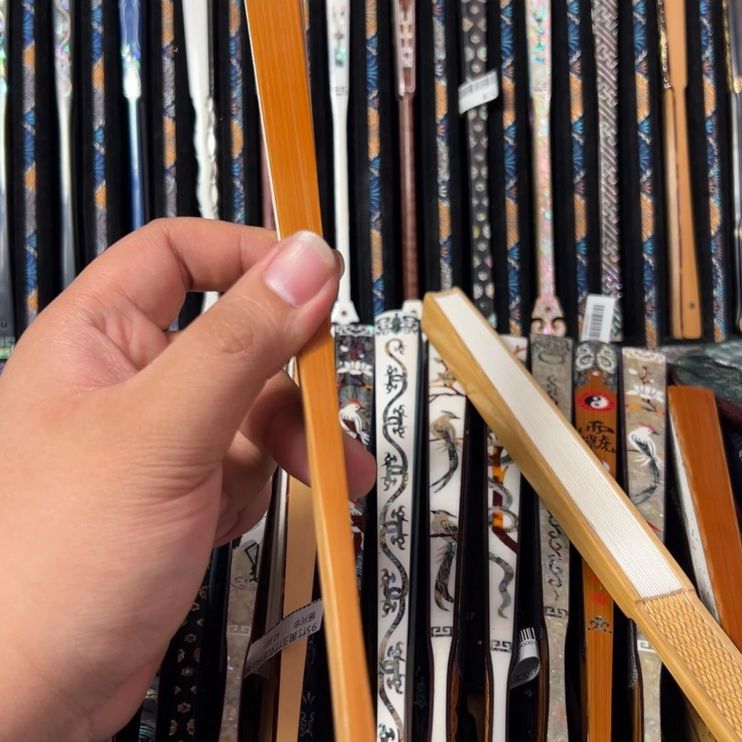 大***嘞扇子扇子的设计非常精致