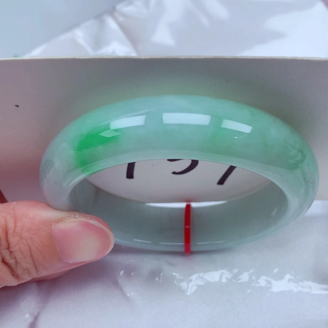 翡翠手镯未镶嵌翡翠