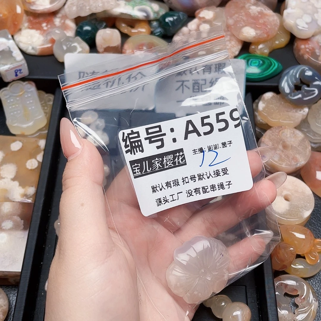 玛瑙/玉髓颈饰银S925镀金镶嵌M****?