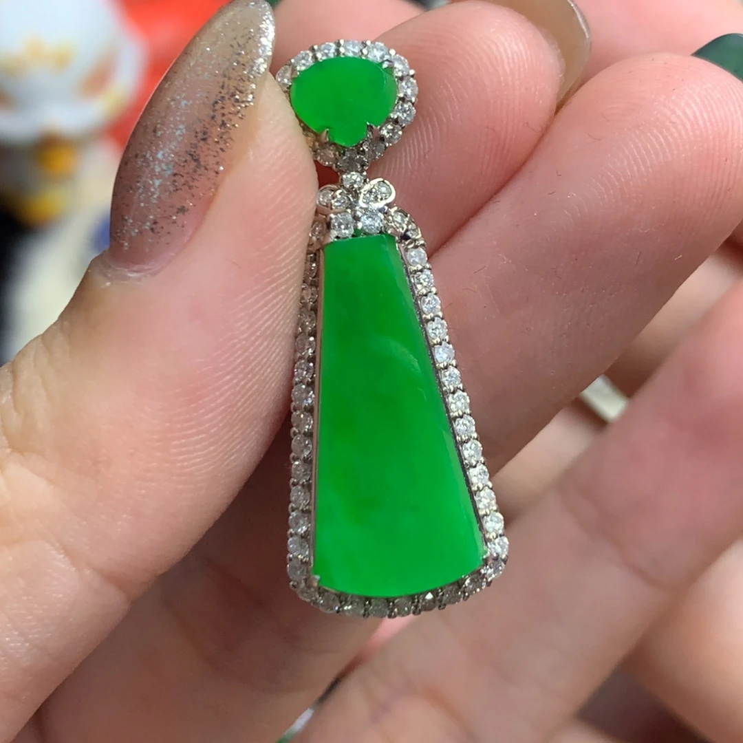 翡翠18K金镶嵌颈饰无事牌