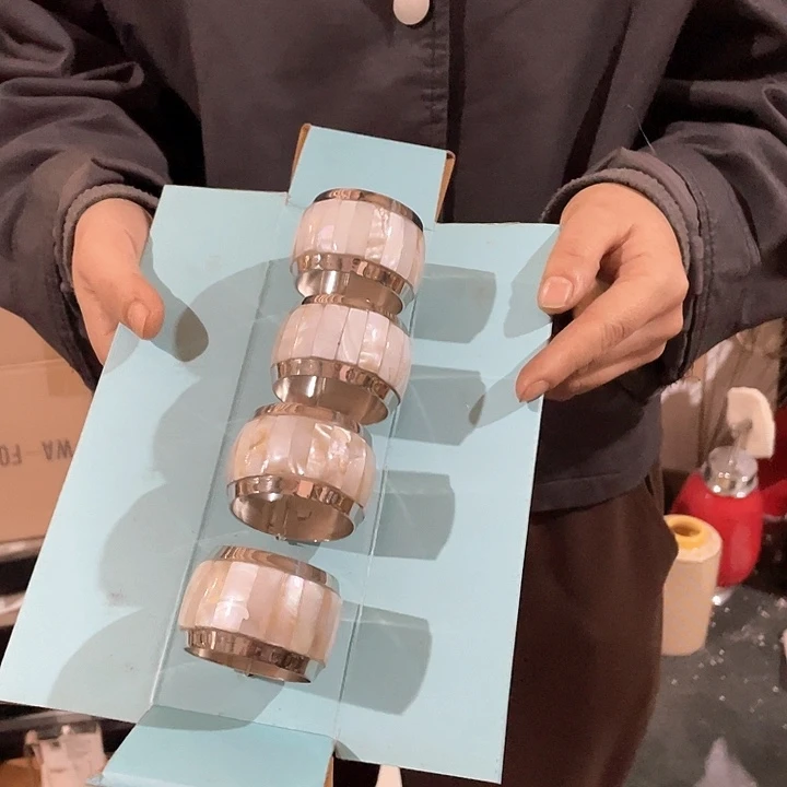 陶瓷花瓶，仿真绿植。4