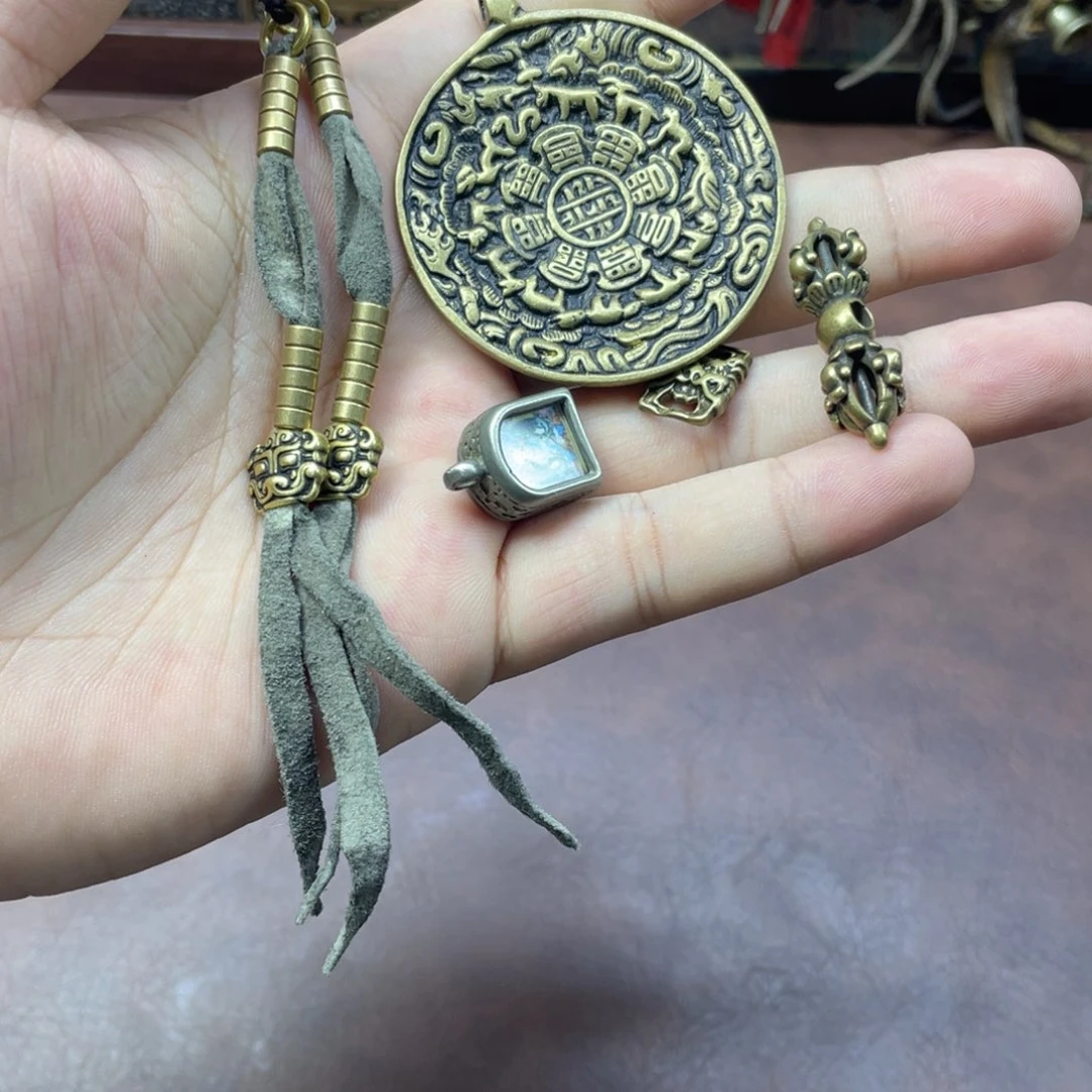 多***轩黄利马铜豪熊九宫八卦牌脖挂设计